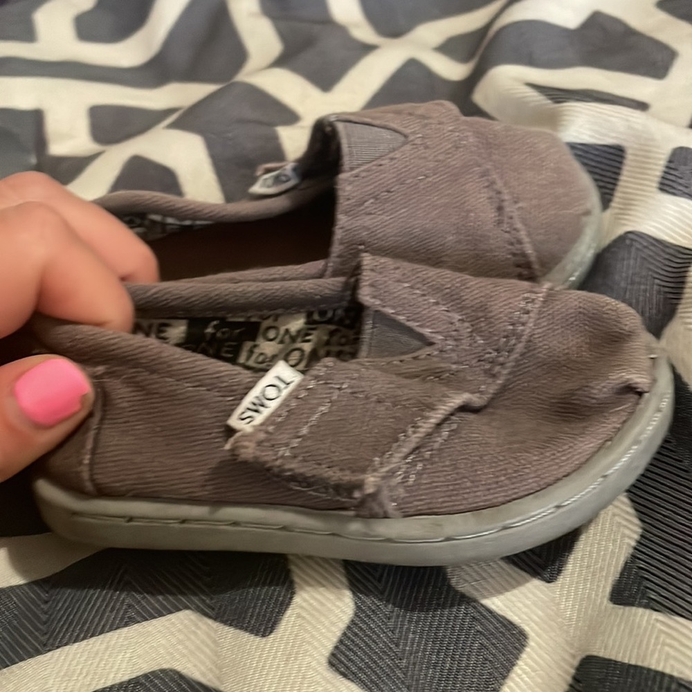 Great Condition TOMS Gray Canvas Shoes - Size T5 - Picture 2 of 4